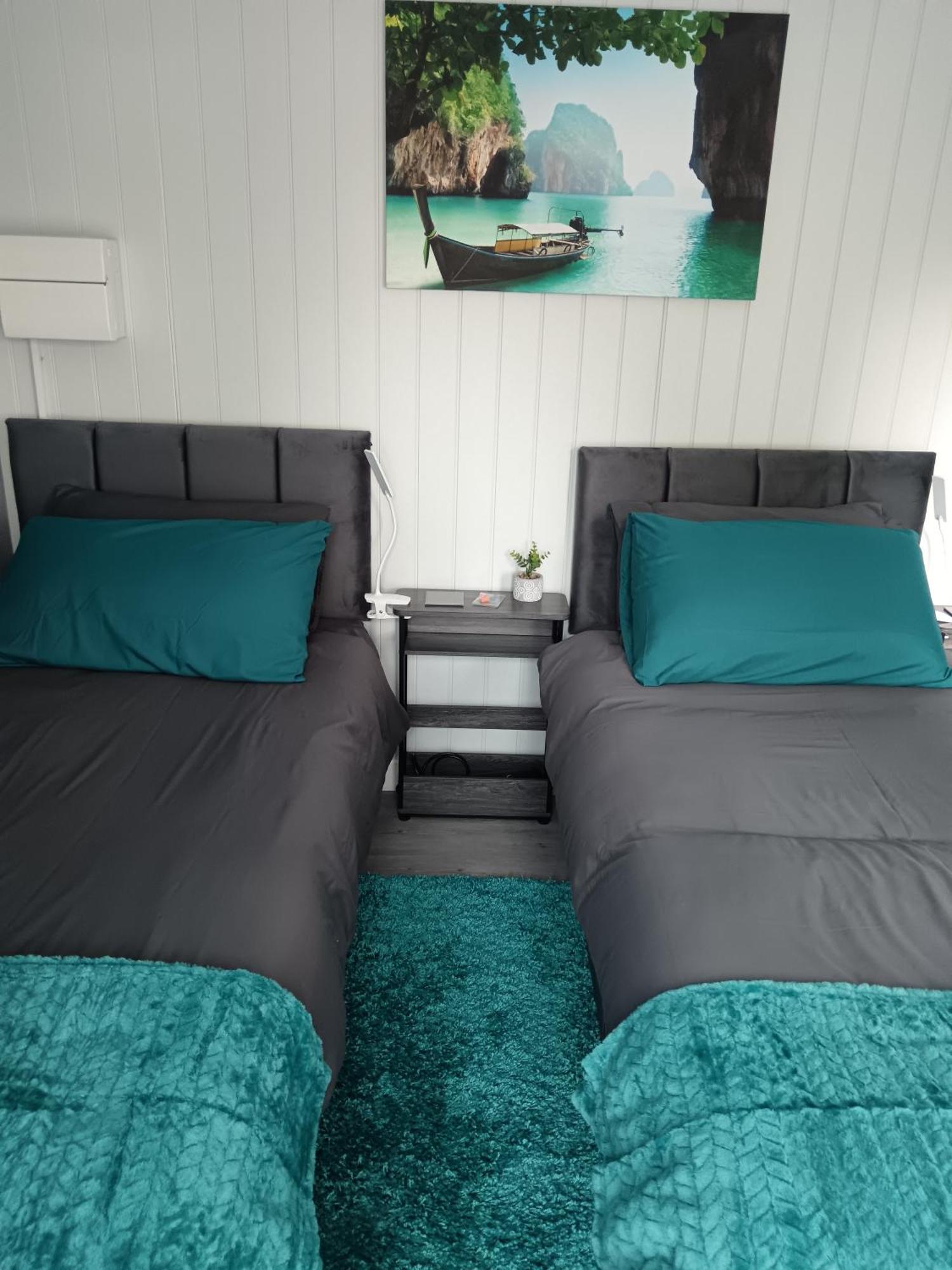 A Lovely 2-bedrooms In - Recently Extended To 355 Feet2 - Up To 4 People Now, Peaceful, With Private Entrance, Free Parking, Kitchenette, Air-con, Heating, X2 Smart Tvs And Super Fast Wi-fi - Bed Options - Singles Or Superking Pensión