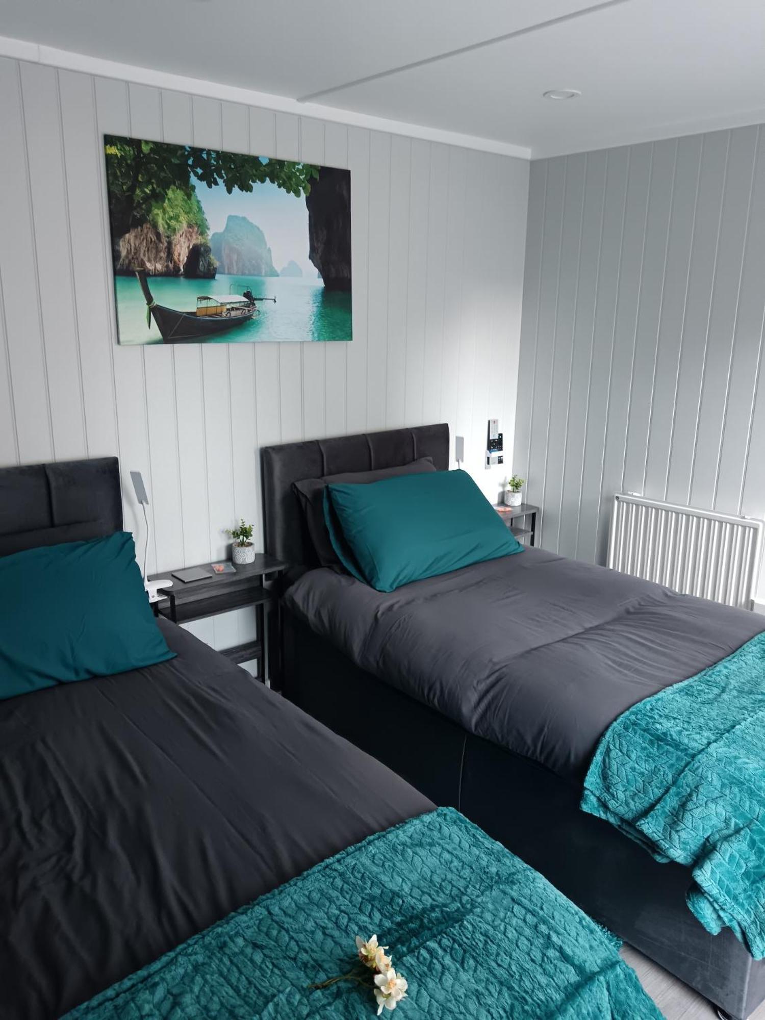 Pensión A Lovely 2-bedrooms In - Recently Extended To 355 Feet2 - Up To 4 People Now, Peaceful, With Private Entrance, Free Parking, Kitchenette, Air-con, Heating, X2 Smart Tvs And Super Fast Wi-fi - Bed Options - Singles Or Superking
