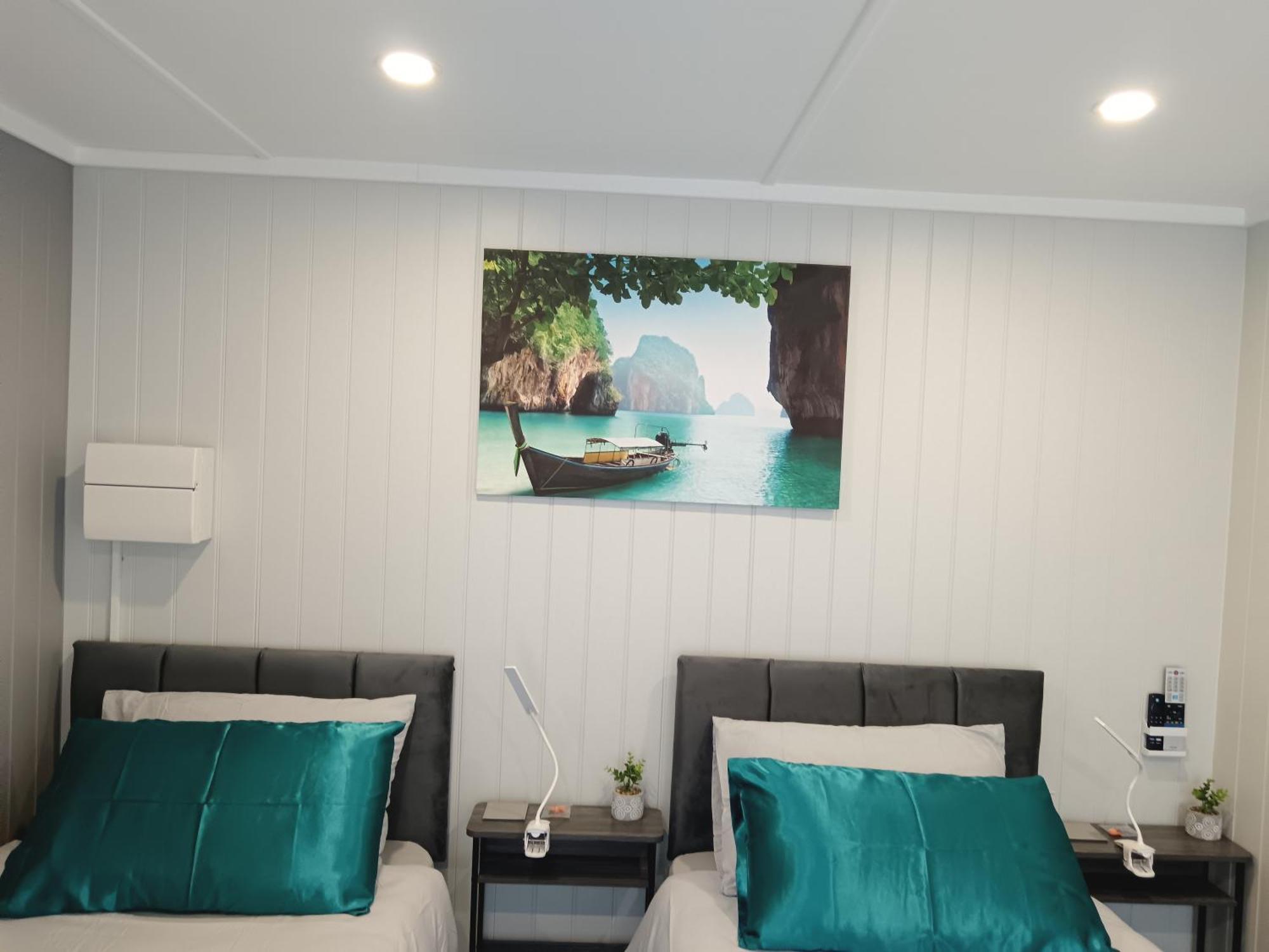 A Lovely 2-bedrooms In - Recently Extended To 355 Feet2 - Up To 4 People Now, Peaceful, With Private Entrance, Free Parking, Kitchenette, Air-con, Heating, X2 Smart Tvs And Super Fast Wi-fi - Bed Options - Singles Or Superking Pensión Derby
