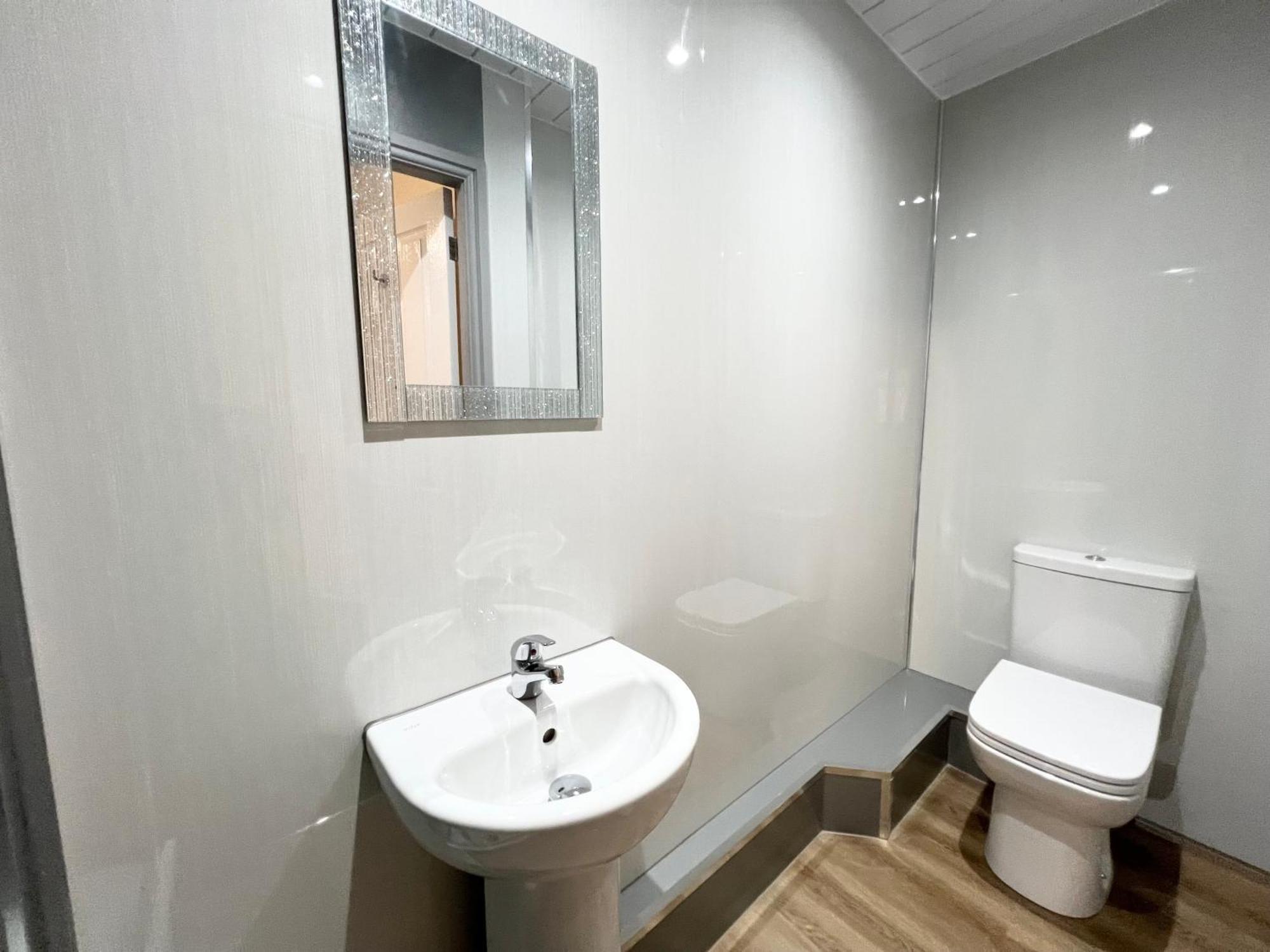 Apartment Spacious 3 Bedroom Flat In With Wi-fi & Easy Transport