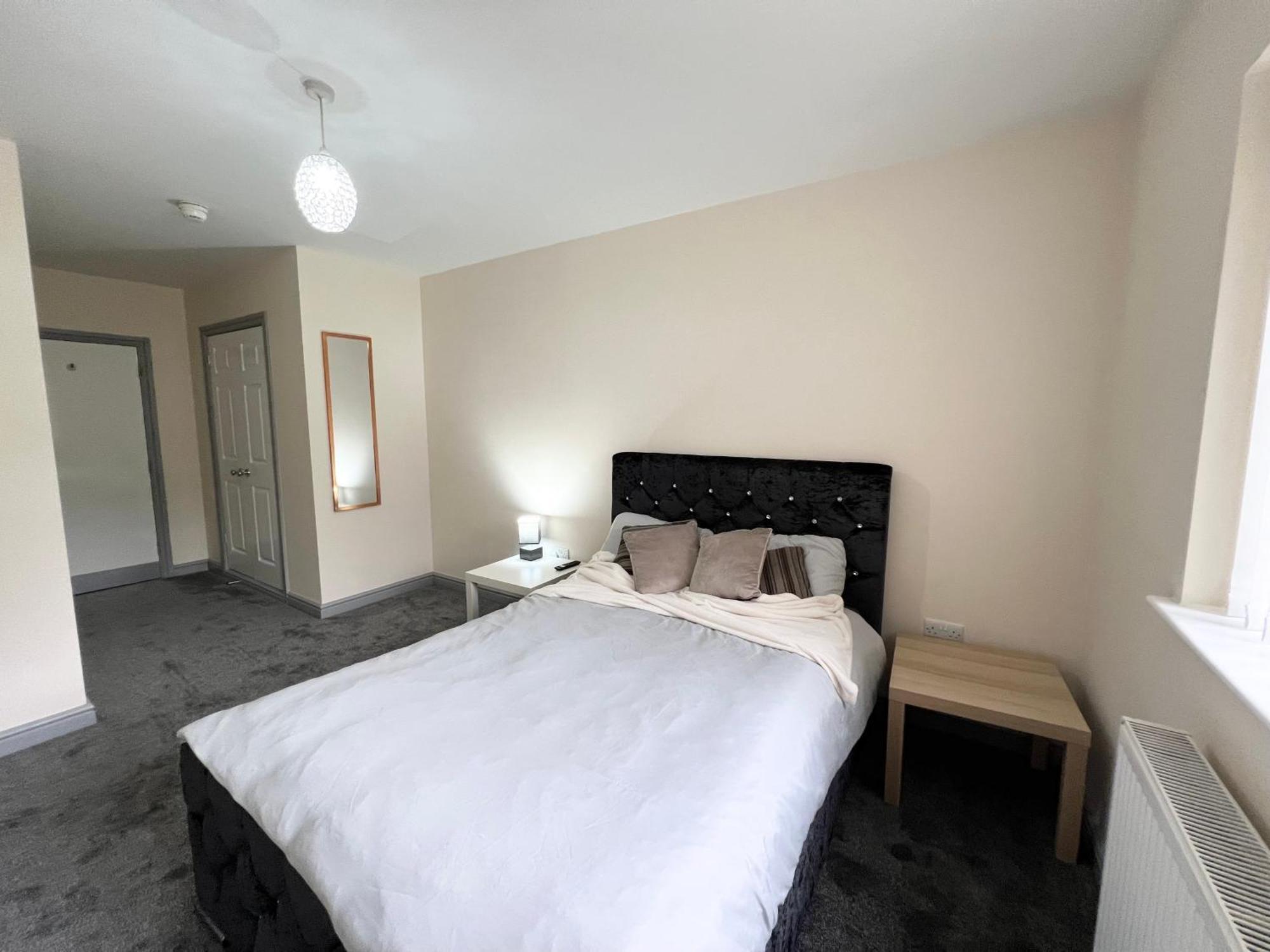 Spacious 3 Bedroom Flat In With Wi-fi & Easy Transport