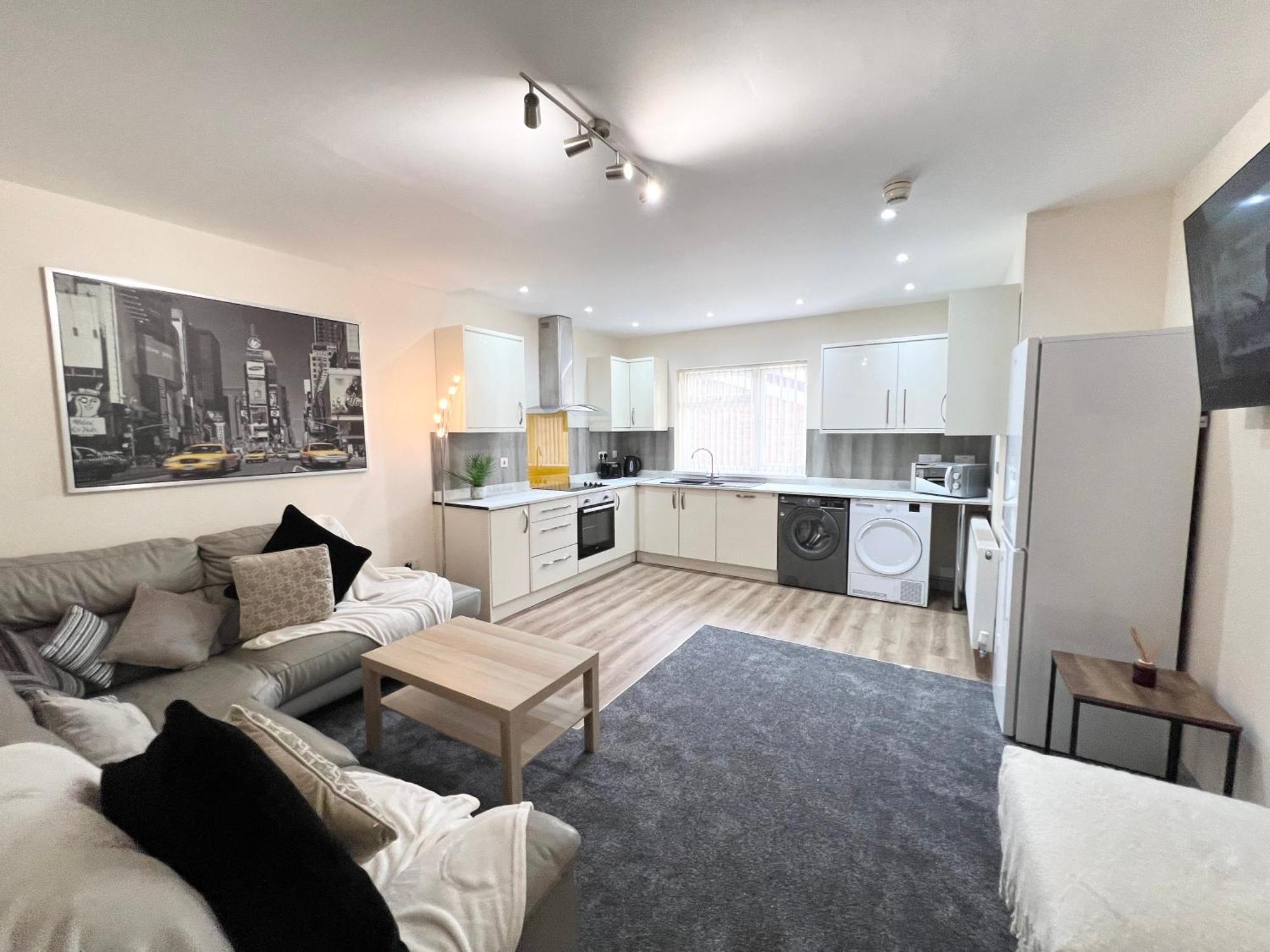 Apartment Spacious 3 Bedroom Flat In With Wi-fi & Easy Transport *