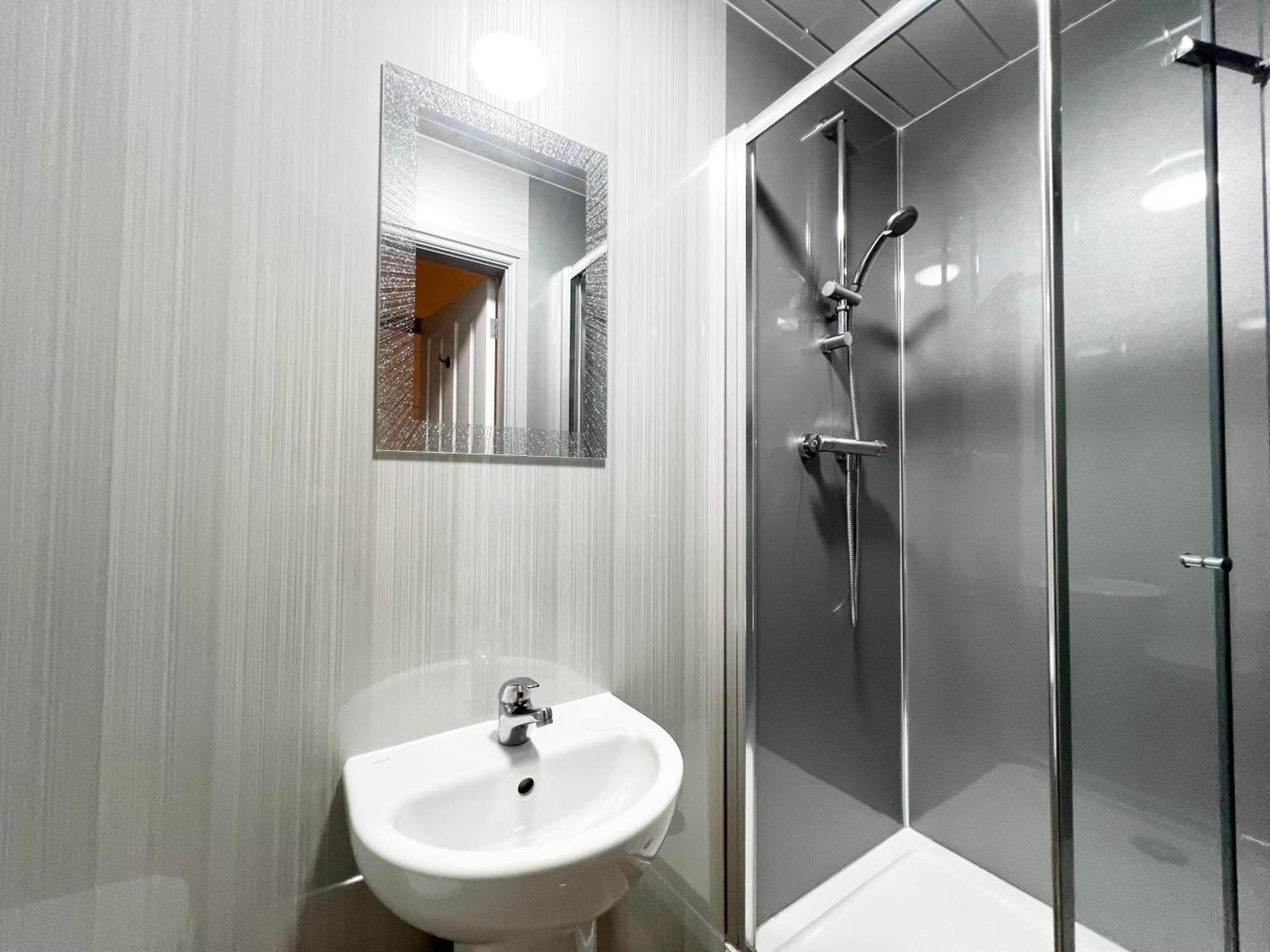 Spacious 3 Bedroom Flat In With Wi-fi & Easy Transport * Derby