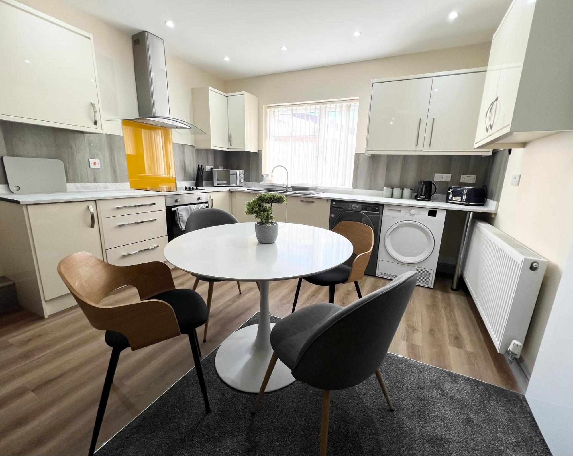 Spacious 3 Bedroom Flat In With Wi-fi & Easy Transport * Derby