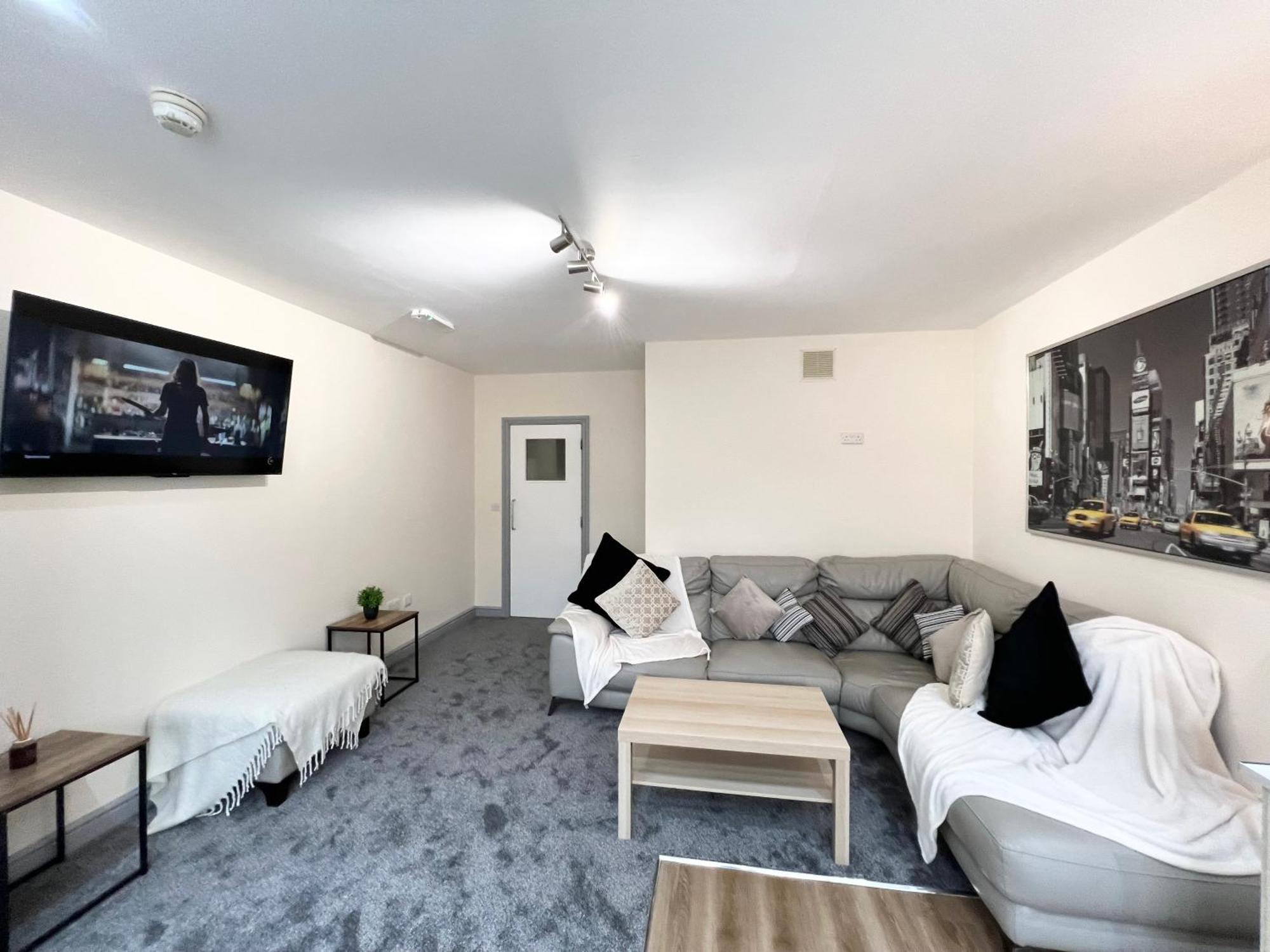 Spacious 3 Bedroom Flat In With Wi-fi & Easy Transport