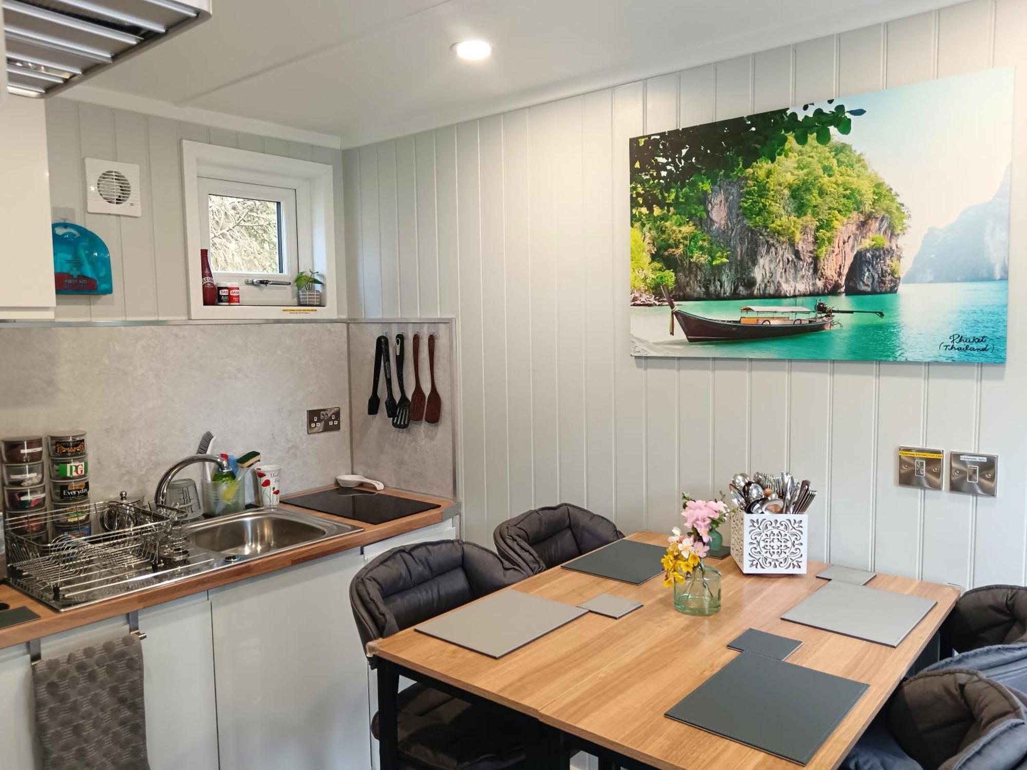 Guest house A Lovely 2-Bedrooms Guesthouse In Derby City - Sleep 4 - Only 1 Booking At Time - Free Parking, Private Entrance, Peaceful, Air-Con, Heating And Super Fast Wi-Fi