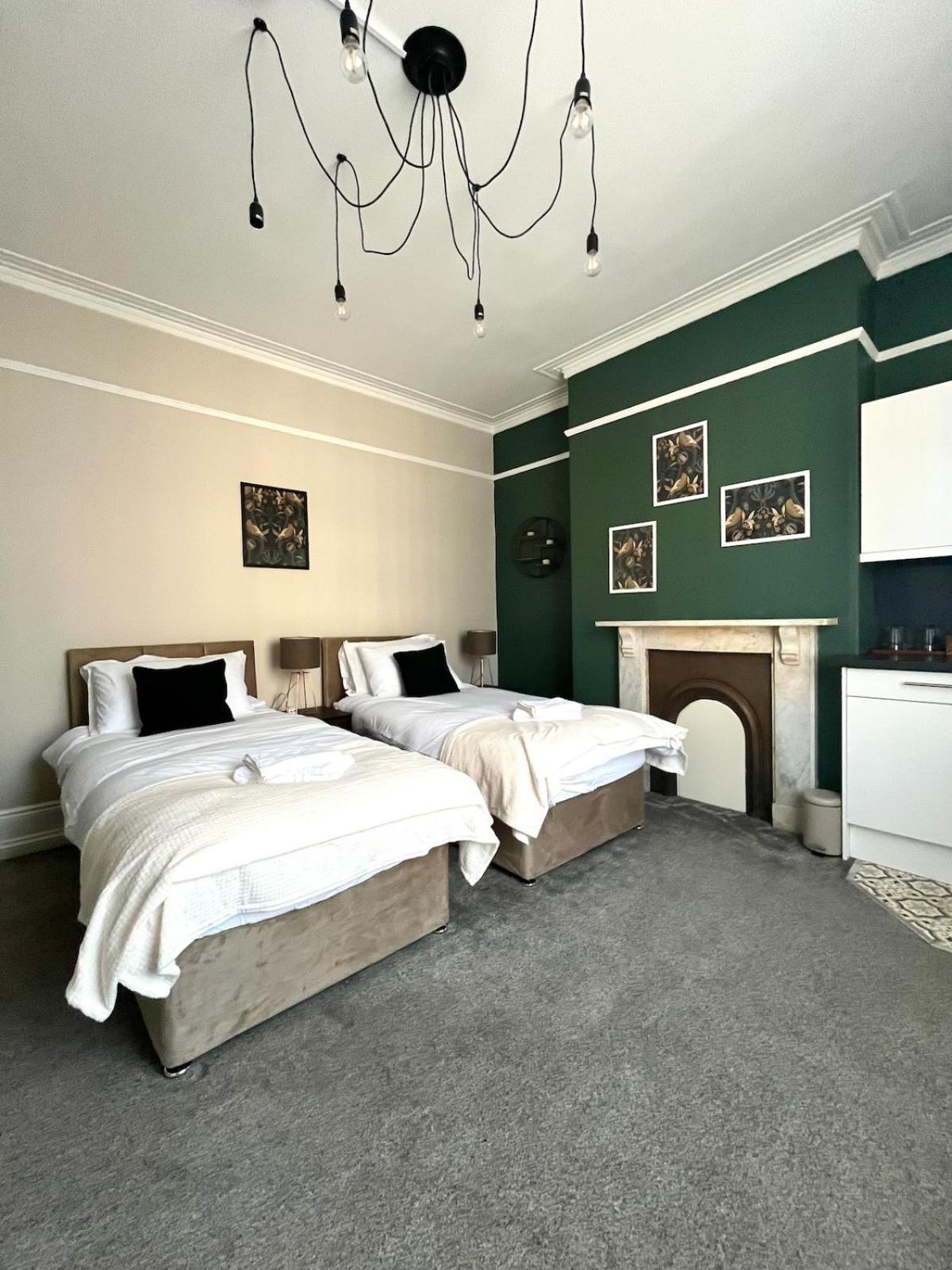 Apartment From - - Free Parking, Great For Groups - Hosted By Host Save