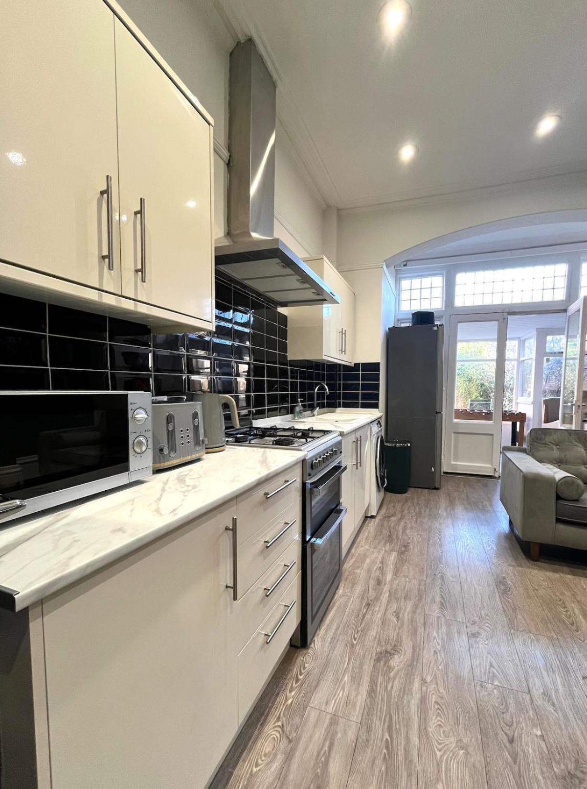 From - - Free Parking, Great For Groups - Hosted By Host Save Apartment *