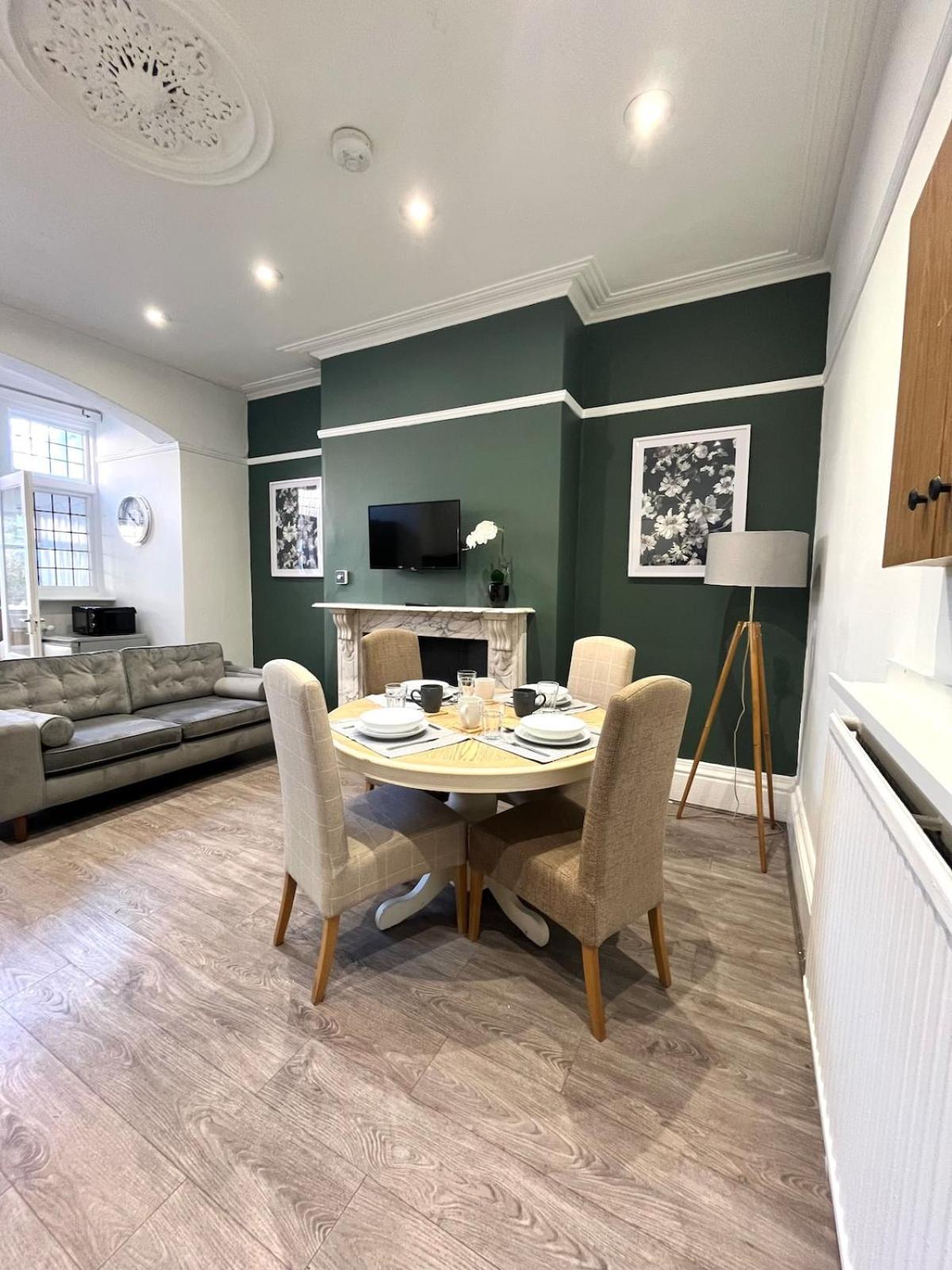 From - - Free Parking, Great For Groups - Hosted By Host Save Apartment *