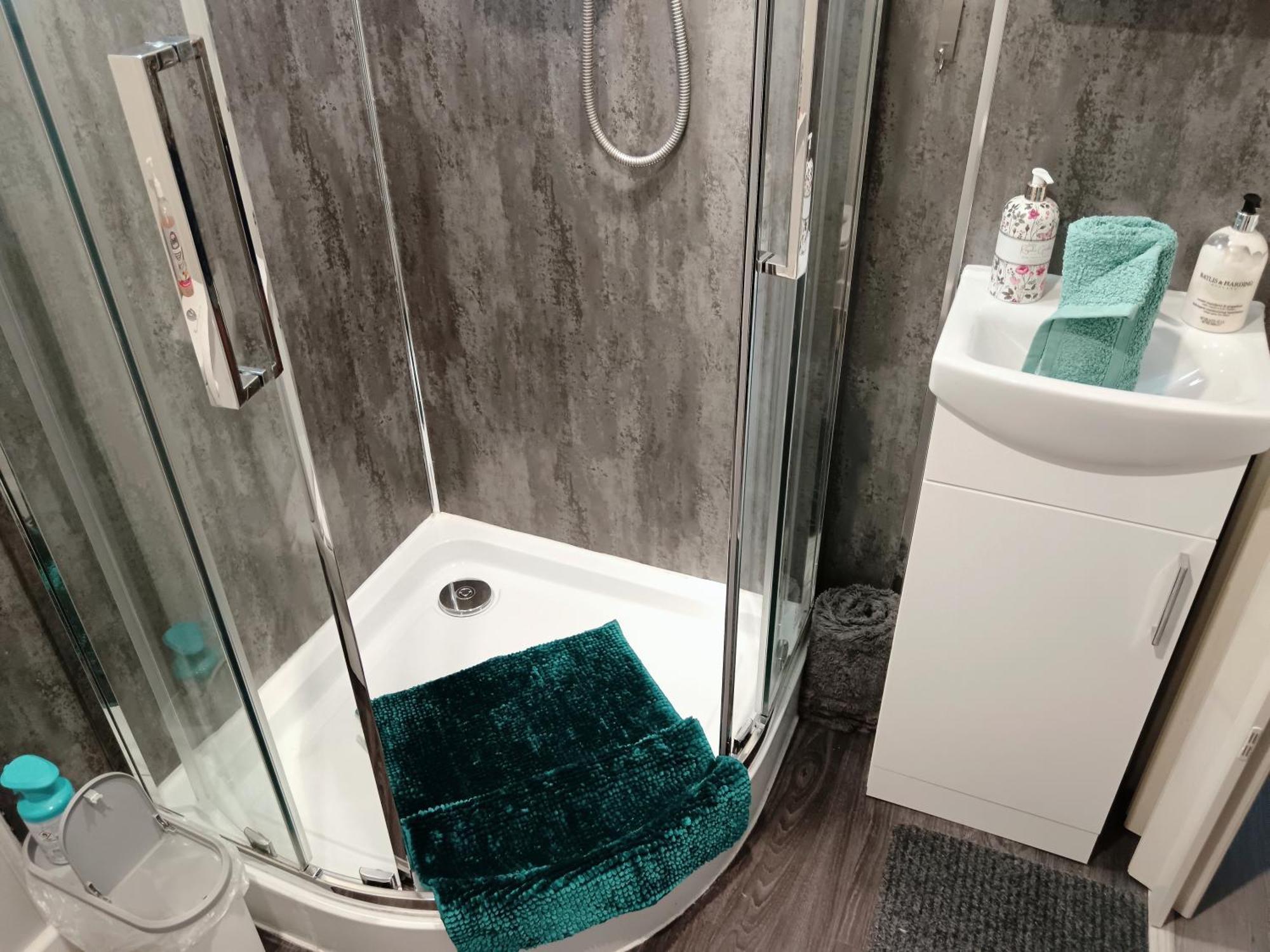 2-Bedrooms, Sleep Up To 4, Air-Conditioning, Private Entrance, Only 1 Booking At Time, Free Parking, Super Fast Wi-Fi, Netflix, Kitchenette, Garden Smoking Area * Derby