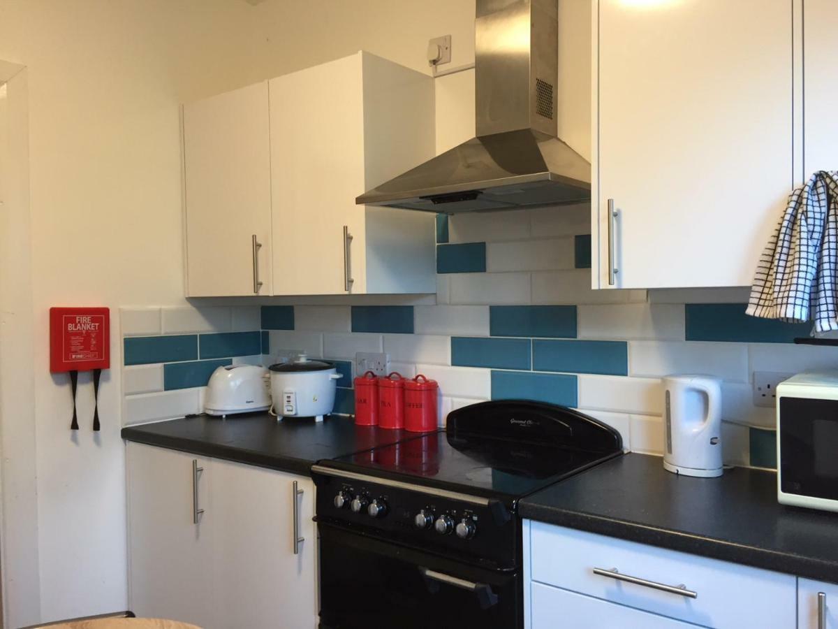Worcester House - Single, En-suite Double Or Twin - Total 4 6 Beds, Lounge & Kitchen, Free Wi-fi, On-drive Parking Homestay