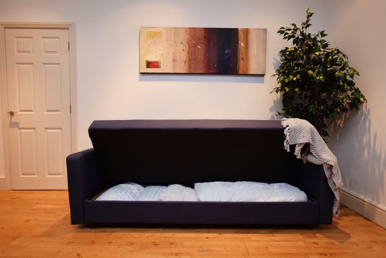Holiday home 2 Bed Town House - Mins To & - Secure Parking *